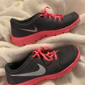 Women’s Pink/Grey Nike shoes - 9